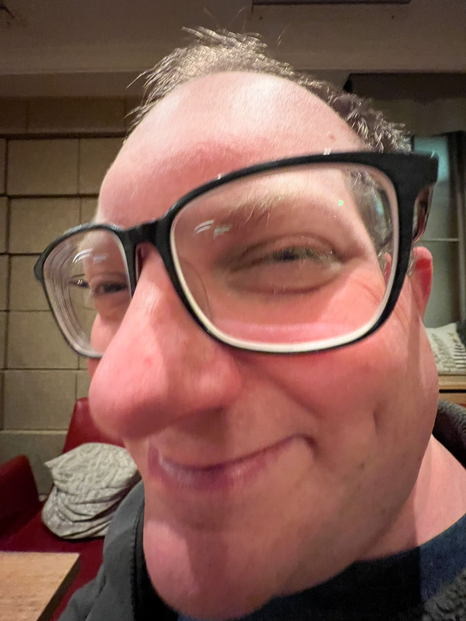 hübscher Mann, lächelt, mit Brille