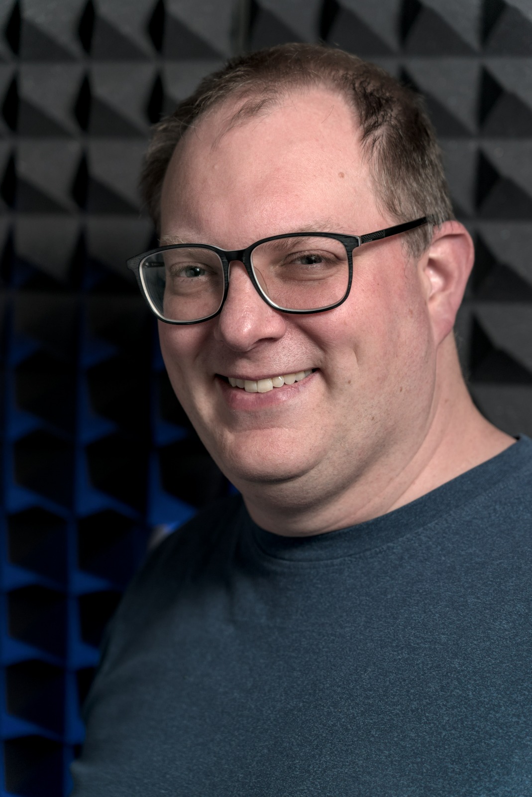 hübscher Mann, lächelt, mit Brille